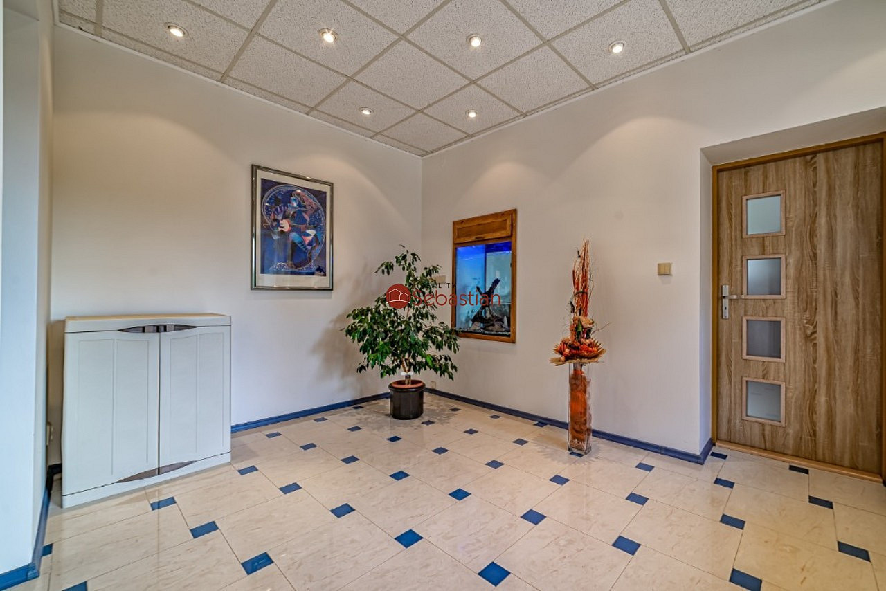 Pronájem kanceláře 216 m² — photo 2