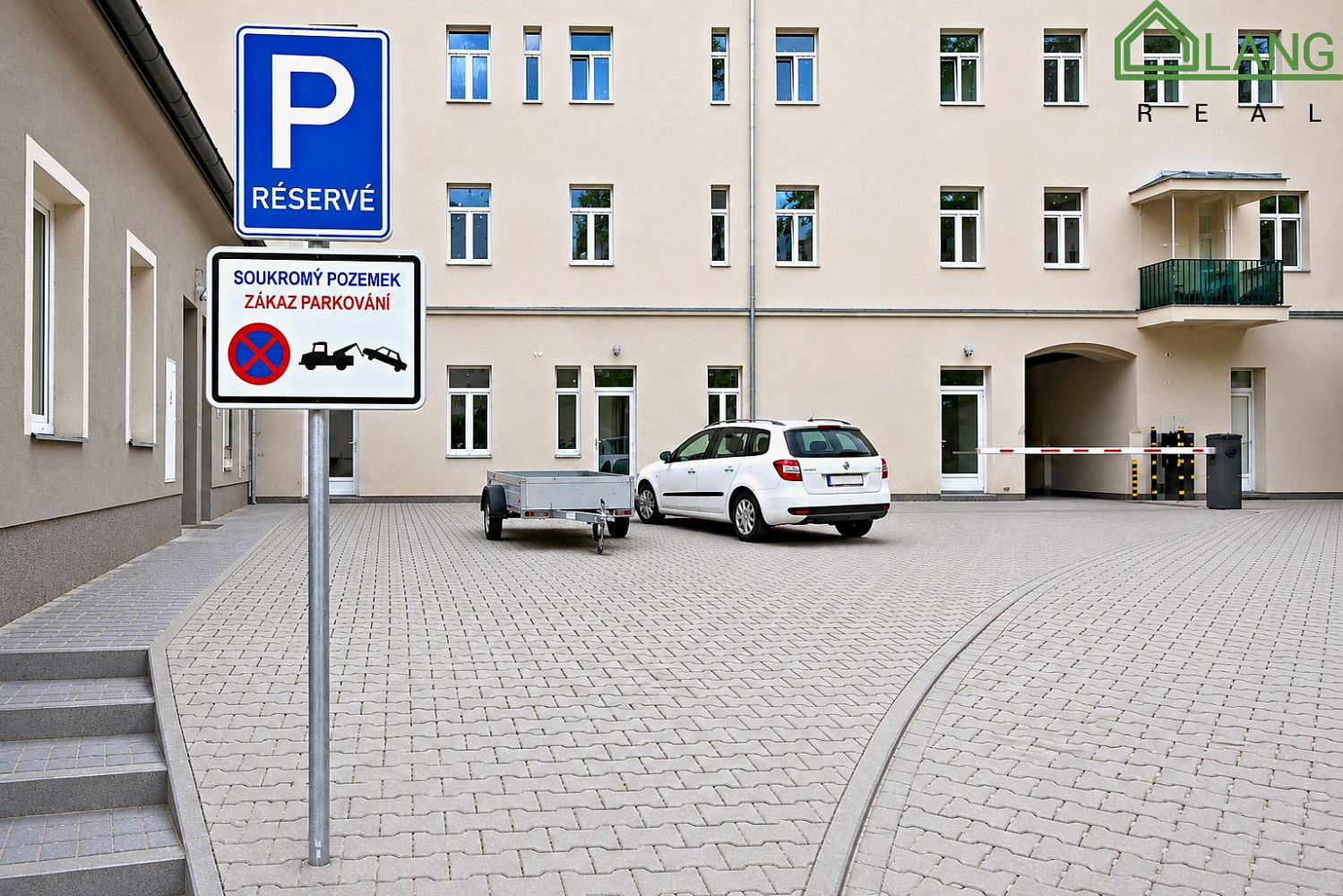 Pronájem parkovacího místa ve vnitrobloku, 6 míst možný pronájem celku