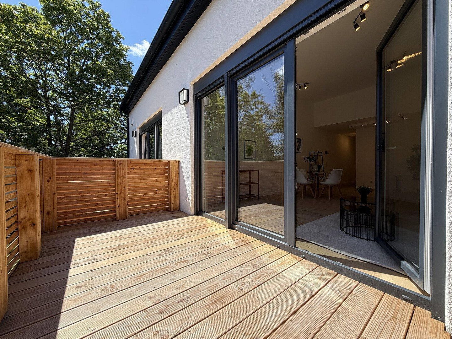 Klimatisierter hochwertiger Neubau mit Balkon und hohen Decken – Erstbezug