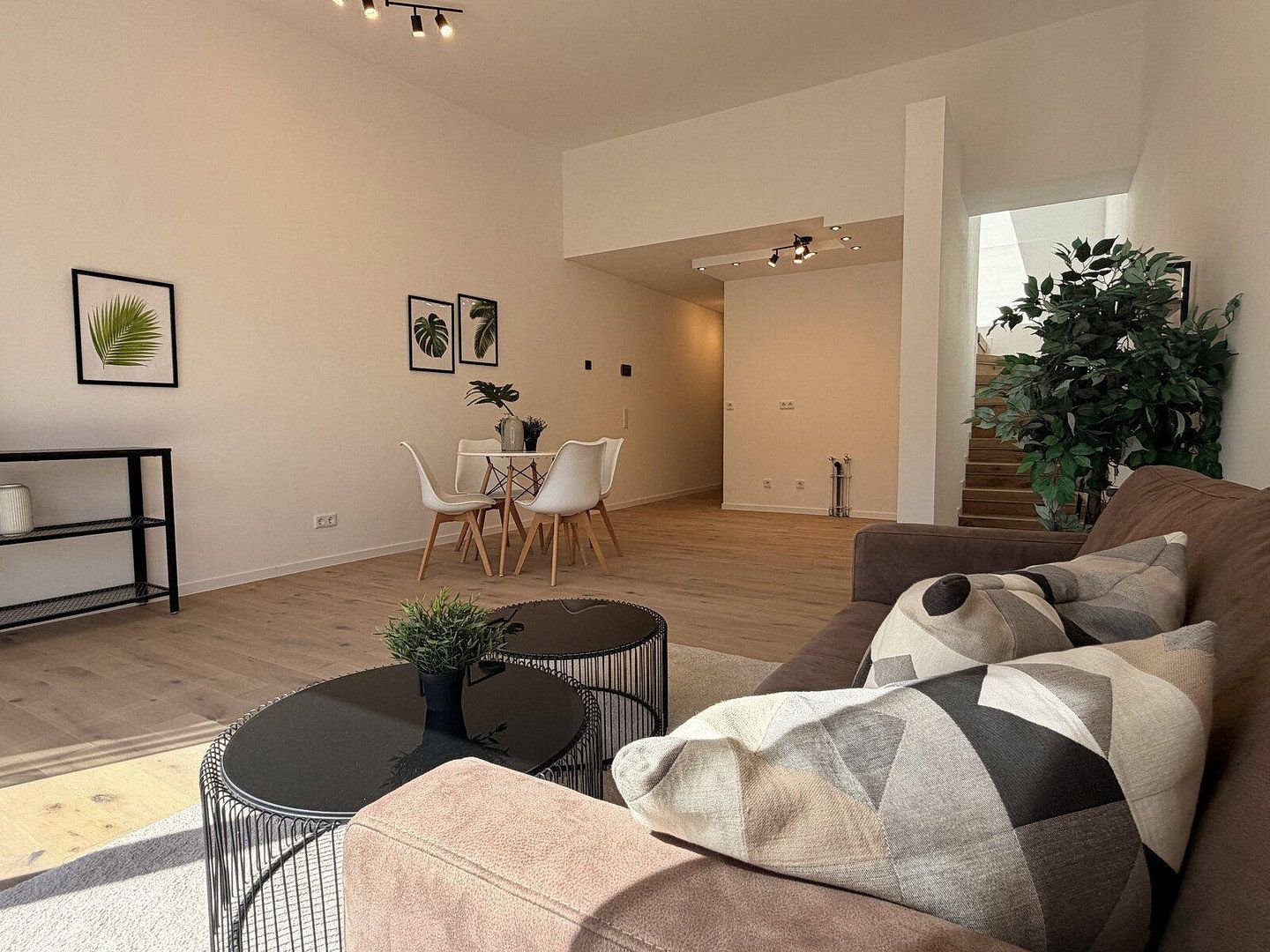Klimatisierter hochwertiger Neubau mit Balkon und hohen Decken – Erstbezug — photo 3