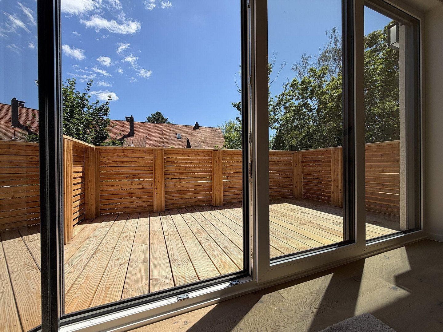 Klimatisierter hochwertiger Neubau mit Balkon und hohen Decken – Erstbezug — photo 4