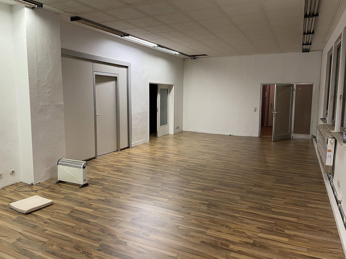 Gewerbeimmobilie in Lauterbach – 230 m² Büro + 1.680 m² Hallen-, Lager- und Bürofläche — photo 3