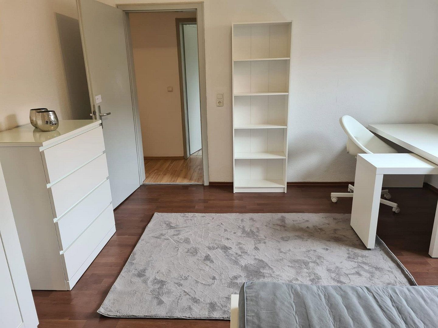 Vollmöbliertes WG-Zimmer (für w) einer 3er WG in zentraler Lage Hofs - 450€ Warmmiete (keine NK)