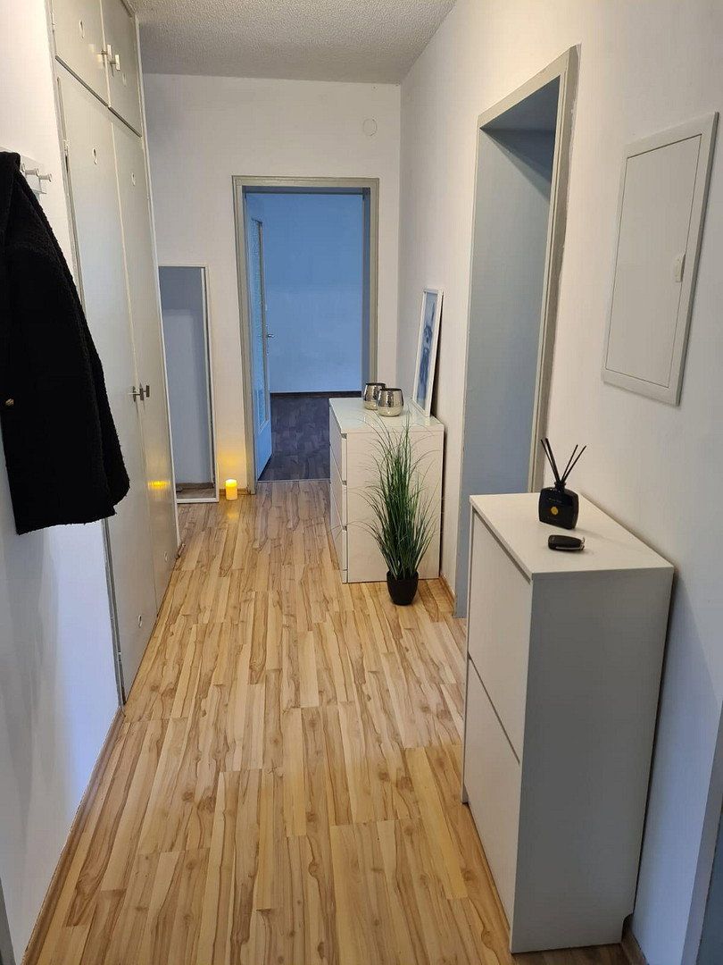Vollmöbliertes WG-Zimmer (für w) einer 3er WG in zentraler Lage Hofs - 450€ Warmmiete (keine NK) — photo 3