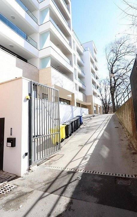 Pronájem garážového stání, ulice slepá, brno-zábrdovice, přímo u mhd - za 5 min v centru města brna — photo 5