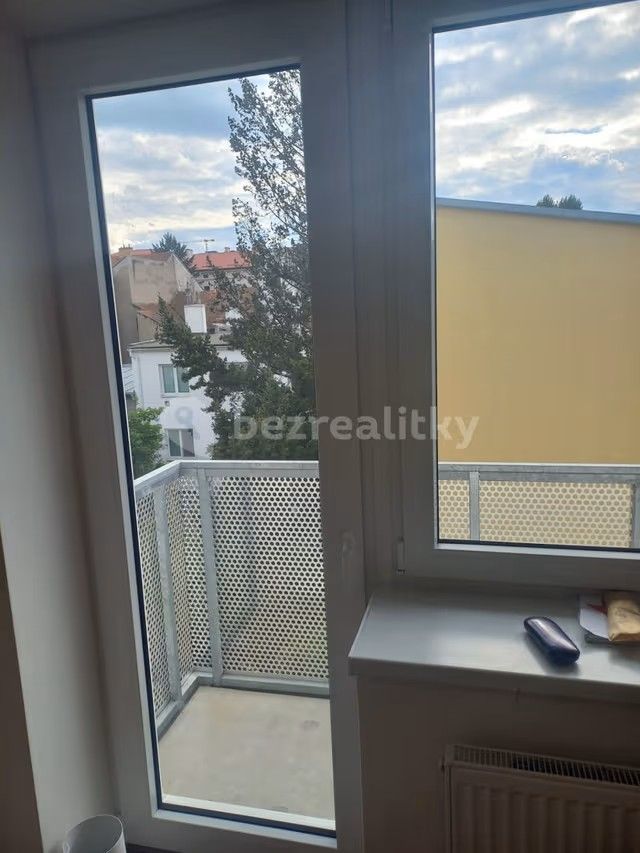 Pronájem bytu 1+kk 25 m² — photo 2